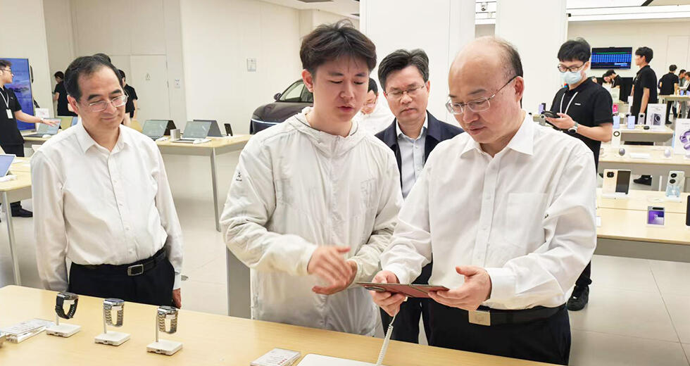 尹学群副主席在湖滨银泰等地调研