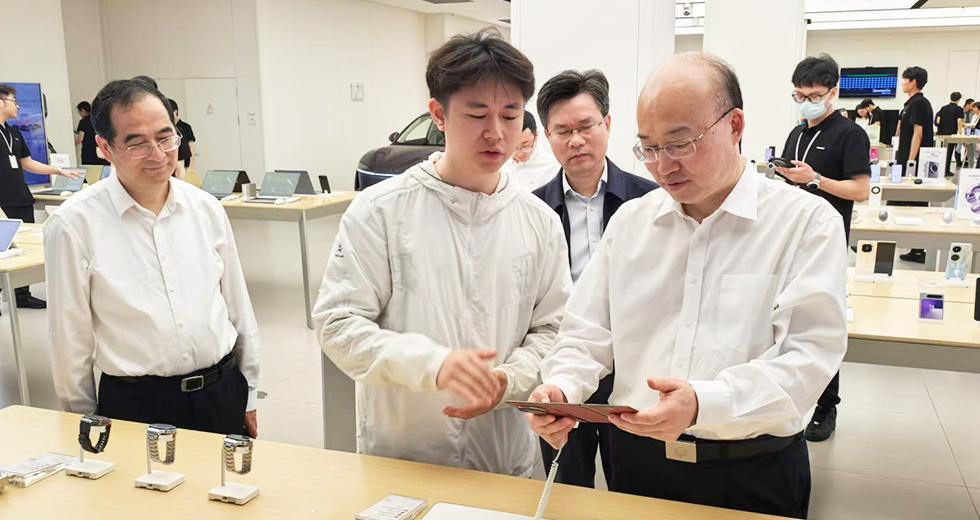 尹学群副主席在湖滨银泰等地调研