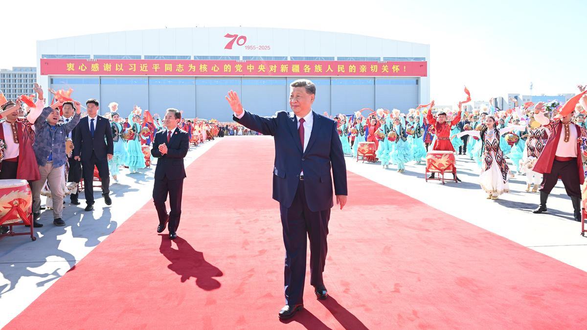 习近平在出席新疆维吾尔自治区成立70周年庆祝活动后返回北京